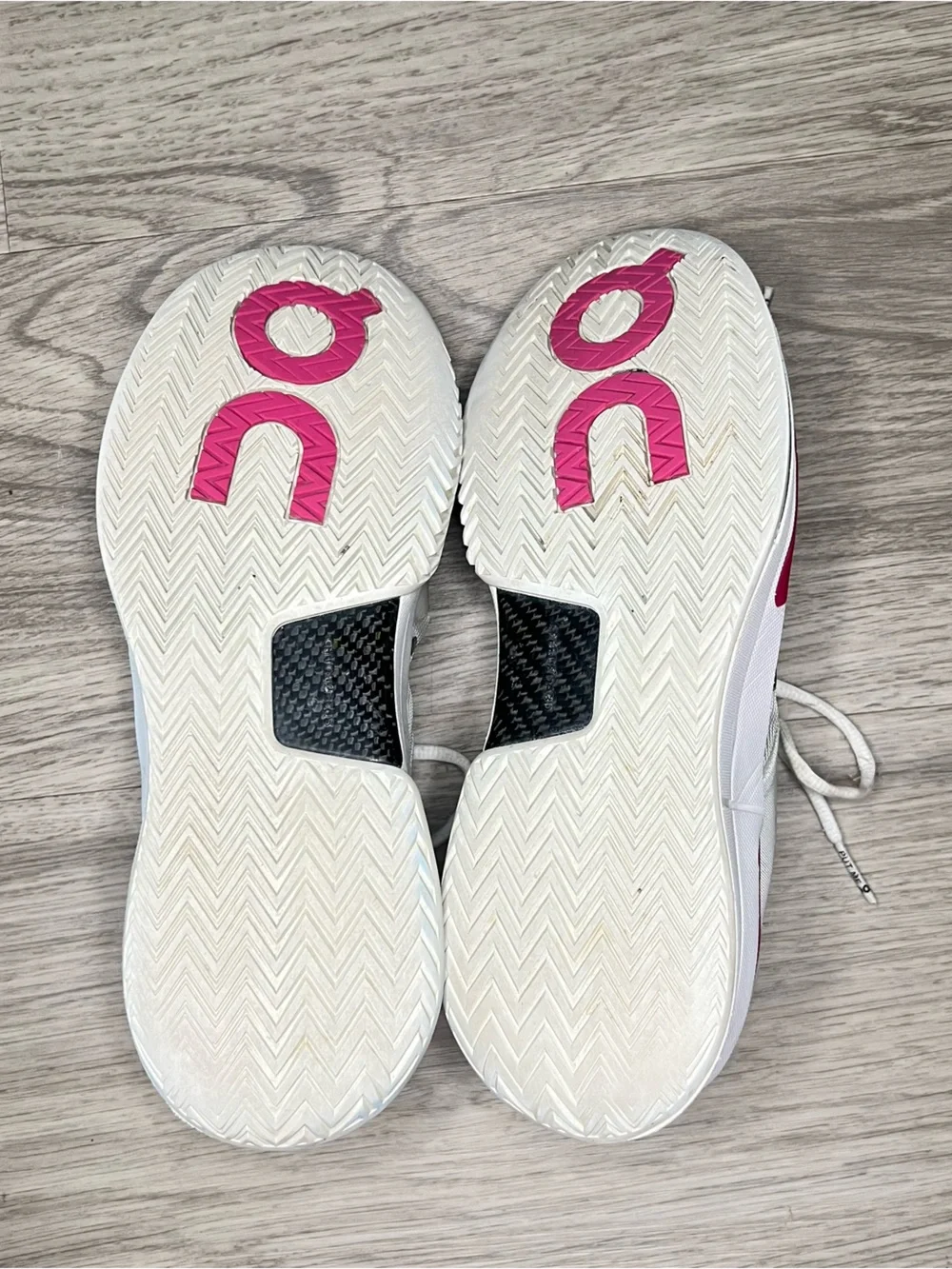 On Brand The Roger Pro 2 Federer White/Pink OC Sneakers Women's Sz 9 *Tiny Flaws